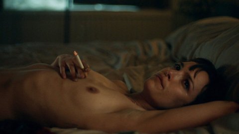 Jodi Balfour - Nude Breasts in Rellik s01e05 (2017)