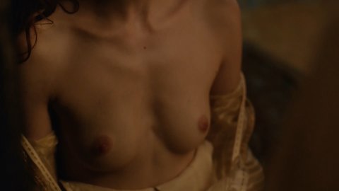 Charlotte Hope - Nude Breasts in The Spanish Princess s01e02 (2019)