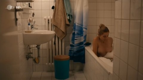 Annika Blendl - Nude Breasts in Kommissarin Heller s01e02 (2014)