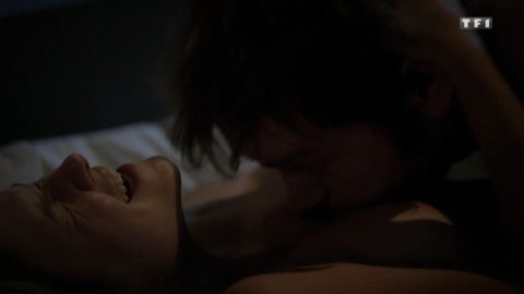 Marie Sambourg - Nude Breasts in Une famille formidable s13e05 (2016)