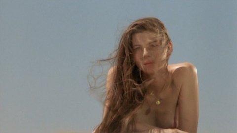 Benedicte Loyen - Nude Breasts in Gaspard et Robinson (1990)