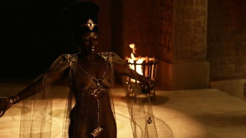 Yetide Badaki - Nude Breasts in American Gods s01e08 (2017)