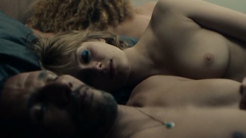 Sarah Pasquier, Nadia Tereszkewicz - Nude Breasts in Persona non grata (2019)